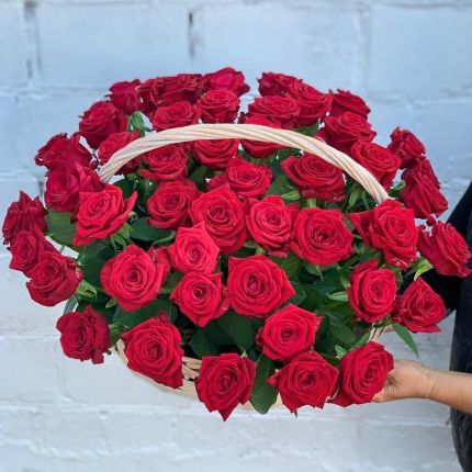 Корзинка "Моей королеве" из красных роз с доставкой в по Барабинску